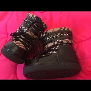 Burberry moon boots